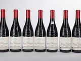 six bouteilles de vin alignées sur une table