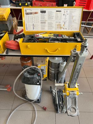 un établi avec des outils dessus dans une pièce