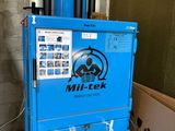 une image représentant une machine bleue posée dans une pièce