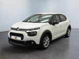 Une Citroën blanche est garée dans une grande pièce
