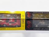 deux cartons contenant des petites voitures, posés l'un à côté de l'autre