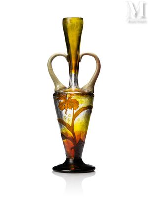 un vase en verre orné d'un motif jaune et marron