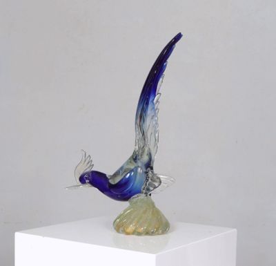MURANO. Sujet en verre teinté bleu et paillons or représenta…