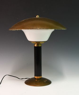 gros plan d'une lampe sur une table à fond blanc