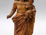 l'image d'une statue représentant une femme tenant un enfant dans ses bras