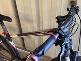 un vélo adossé à un mur
