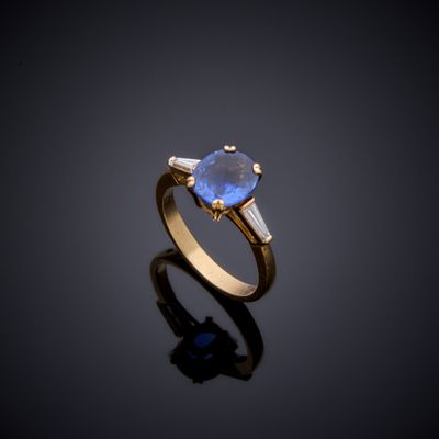 Bague en or jaune 750 millièmes, sertie d’un saphir taille ovale d’env - Photo 1