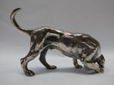 figurine de chien plaquée argent sur fond blanc