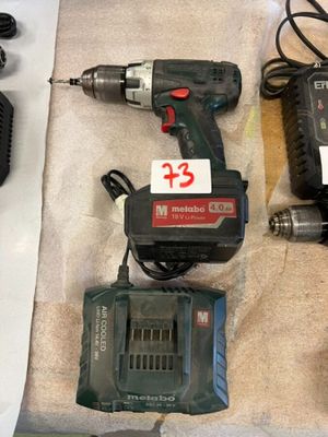 plusieurs outils posés sur une table