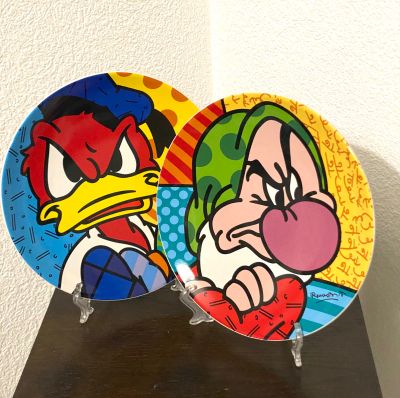 deux assiettes ornées de personnages de dessins animés posées sur une table
