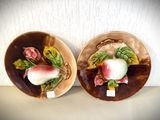 deux assiettes posées sur une table, sur lesquelles se trouvent des pommes et des feuilles