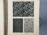 un livre ouvert orné de motifs en noir et blanc