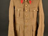 un uniforme marron posé sur un présentoir à mannequin, sur fond noir