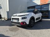 la citrole blanche est garee devant un batiment