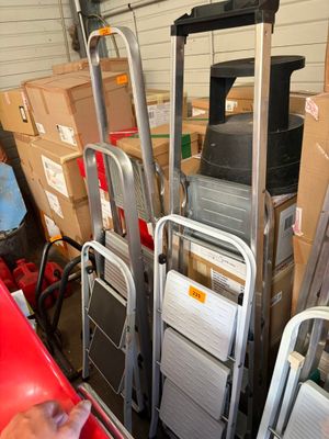 beaucoup de cartons et de bagages dans un local de stockage