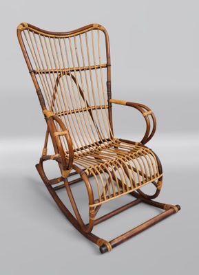 une photo d'un fauteuil à bascule en bambou et en osier