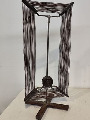 une sculpture métallique représentant une horloge posée sur une table