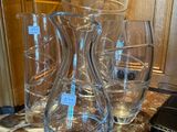 quatre verres à vin posés sur un plan de travail en marbre