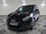 une photo d'une Nissan QXV noire garée dans un garage