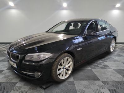 une photo d'une voiture bmw noire dans une salle d'exposition