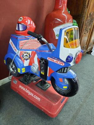 une petite moto jouet avec un casque et un casque
