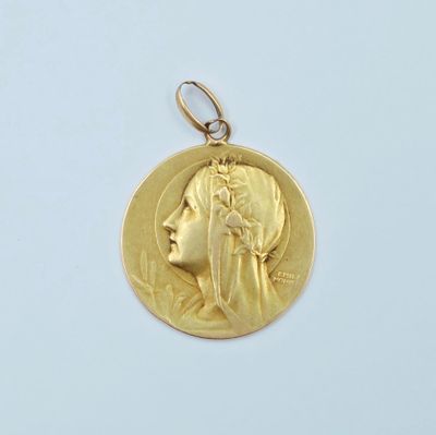 gros plan d'une pièce d'or portant un visage de femme