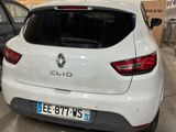 l'arrière d'une voiture blanche garée dans un garage à côté d'autres voitures