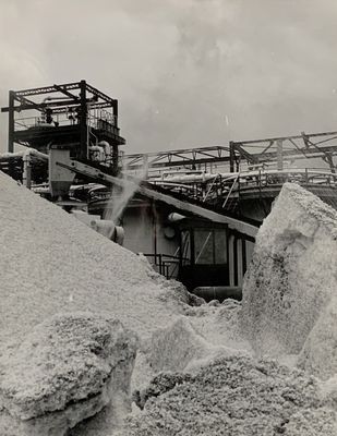une photo en noir et blanc représentant un grand tas de sable
