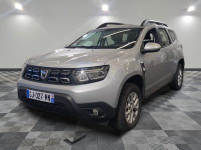 une photo d'une Dacia argentée garée dans un garage