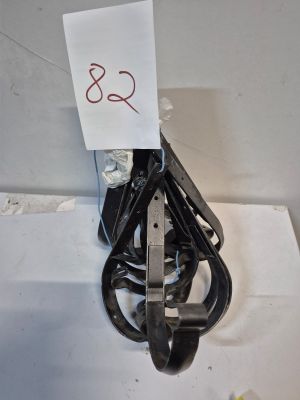 Lot de 15 supports métalliques noirs perforés,en bon état.