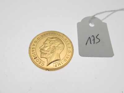 une pièce d'or à laquelle est attachée une étiquette de prix