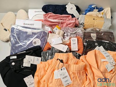 une boîte remplie de vêtements posée sur une table