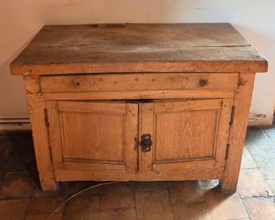 une armoire en bois munie d'une porte et d'un tiroir