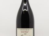 une bouteille de vin posée sur une table