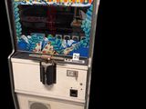 une machine posée sur une surface noire