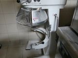 une image d'une cuisine avec un mixeur et d'autres appareils électroménagers