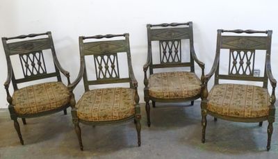 4 fauteuils en bois peint, le dossier ajouré à décor de croi…