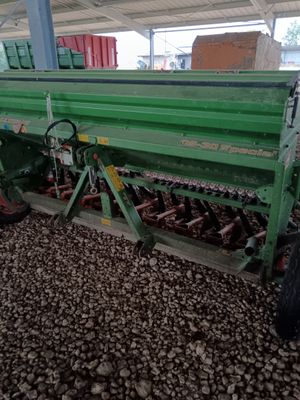 une grande machine verte qui se trouve à l'intérieur d'un bâtiment