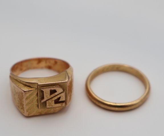 Chevalière en or 18 carats 750 millièmes monogramme DC. Joint une...