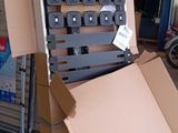 une boîte en carton posée sur un carton