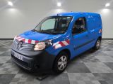 la photo d'une camionnette bleue avec une bande rouge et blanche sur le côté