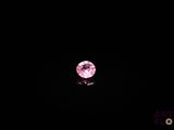 La lune rose brille de mille feux dans le ciel sombre au-dessus de l'eau