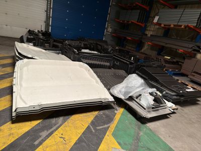de nombreux bagages posés par terre dans un entrepôt