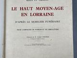 un livre ouvert posé sur une table à côté d'une tasse de café