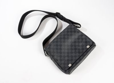 sac à bandoulière gris et noir sur fond blanc
