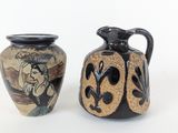 deux vases posés l'un à côté de l'autre sur une surface blanche