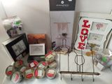 many items that are sitting on a table