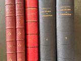 trois livres sont alignés sur une table