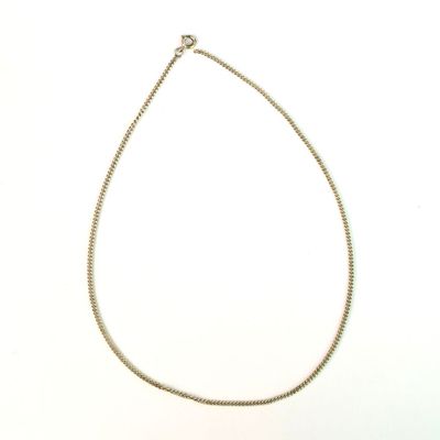 un gros plan d'un collier en argent sur fond blanc