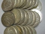 Des pièces d'argent sont empilées les unes sur les autres sur une table
